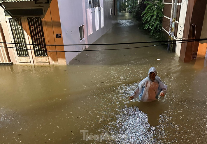Nhiều khu vực bị ngập sâu, người dân đóng cửa nhà đi nơi khác tránh lũ.