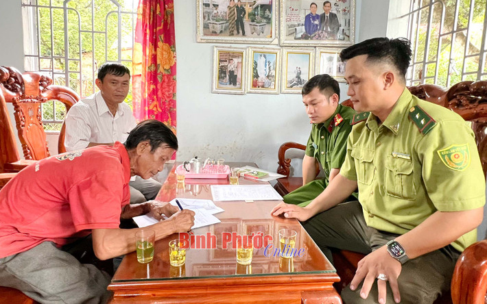 Vào chiều 16/10, Hạt Kiểm lâm huyện Lộc Ninh phối hợp với UBND xã Lộc An và Trung tâm Tuyên truyền, Du lịch và Cứu hộ bảo tồn thuộc Vườn quốc gia Bù Gia Mập đã tiếp nhận cá thể trăn đất nặng 15 kg và dài gần 4m do ông Phạm Văn Nhơn, trú ấp 4, xã Lộc An, huyện Lộc Ninh, tỉnh Bình Phước tự nguyện bàn giao.