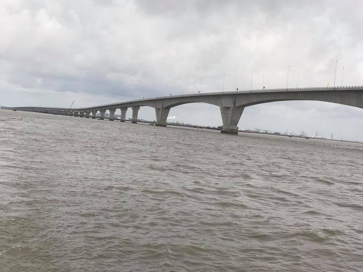 Cầu vượt biển Tân Vũ – Lạch Huyện dài 5,44km thuộc dự án đường ô tô Tân Vũ – Lạch Huyện (Hải Phòng) đã cơ bản hoàn thành. Đây là một trong những cây cầu vượt biển dài nhất Đông Nam Á tính đến thời điểm hiện tại, với những kỹ thuật xây dựng lần đầu tiên được thực hiện tại Việt Nam.