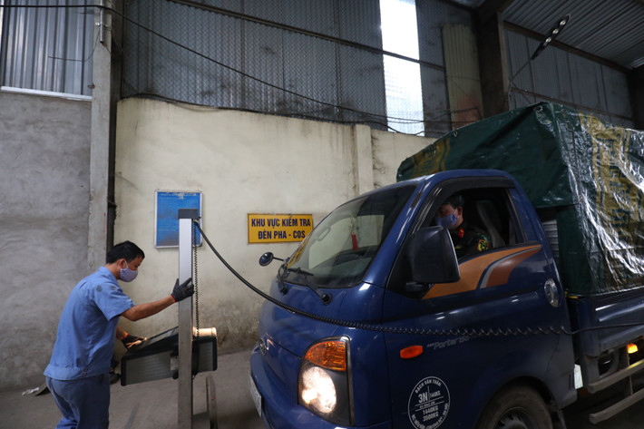 Đây là 1 trong 9 trung tâm đăng kiểm ở Hà Nội được hỗ trợ lực lượng kiểm định viên quân sự tham gia công tác đăng kiểm xe cơ giới dân sự.