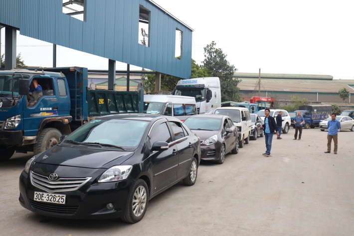 Trước đó, ngày 18/3, Cục Đăng kiểm VN (Bộ GTVT) và Tổng cục Kỹ thuật (Bộ Quốc phòng) đã phối hợp tổ chức Lễ khai mạc lớp tập huấn và Lễ xuất quân kiểm định viên quân sự tham gia hỗ trợ kiểm định xe cơ giới dân sự theo chỉ đạo của Chính phủ. Theo kế hoạch, có 40 kiểm định viên quân sự được điều động hỗ trợ các trung tâm đăng kiểm trong đó có 30 kiểm định viên chính thức và 10 kiểm định viên dự bị.