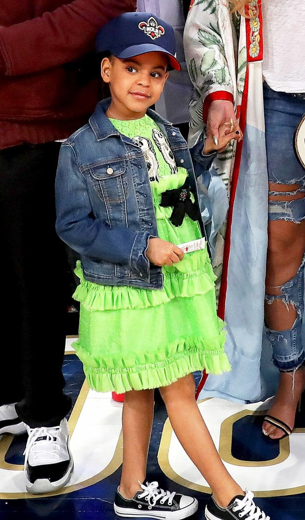 Mọi món đồ trong tủ đồ của Blue Ivy đều là hàng hiệu và mới đây nhất khi cùng bố mẹ đi xem bóng rổ, cô bé 5 tuổi đã mặc bộ váy xanh lá của Gucci trị giá gần 1.800 USD (gần 40 triệu đồng). (Ảnh: Getty Images)