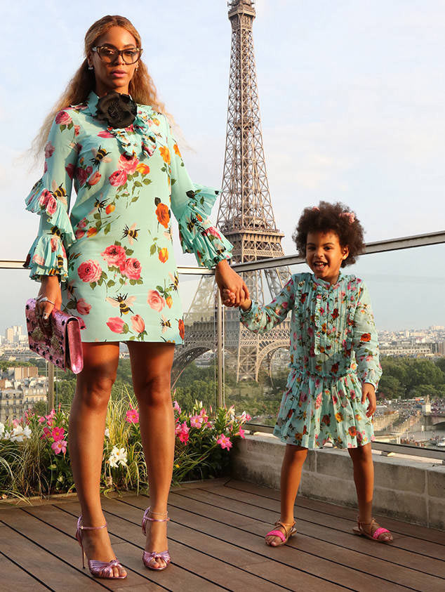 Bé Blue lại được mẹ sắm cho đồ đôi là chiếc váy Gucci in hoa hồng và ong giá 655 USD. (Ảnh: Beyonce.com)