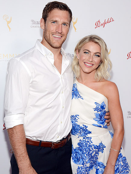 Julianne Hough được hôn phu Brooks Laich phục vụ bữa sáng tận giường như một món quà Valentine anh dành cho cô. (Ảnh: AP)