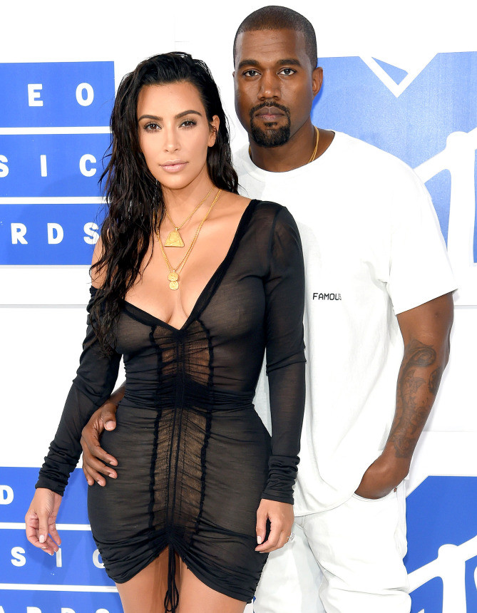 Dịp Valentine 2014, Kanye West đã tặng cho hôn thê lúc đó, Kim Kardashian 1000 bông hồng. (Ảnh: Getty)