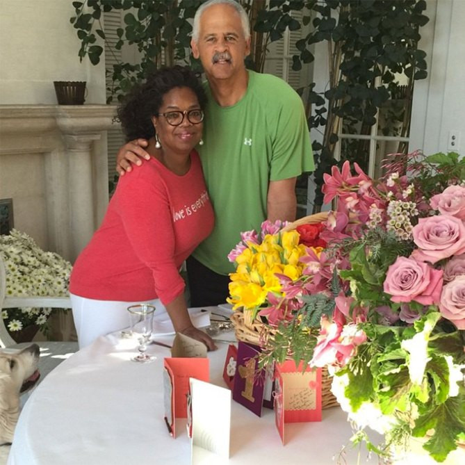 Một bó hoa nhân dịp đặc biệt ngày Valentine 2015 của người yêu, Stedman Graham đủ cho Oprah Winfrey hạnh phúc suốt cả buổi. (Ảnh: Instagram)
