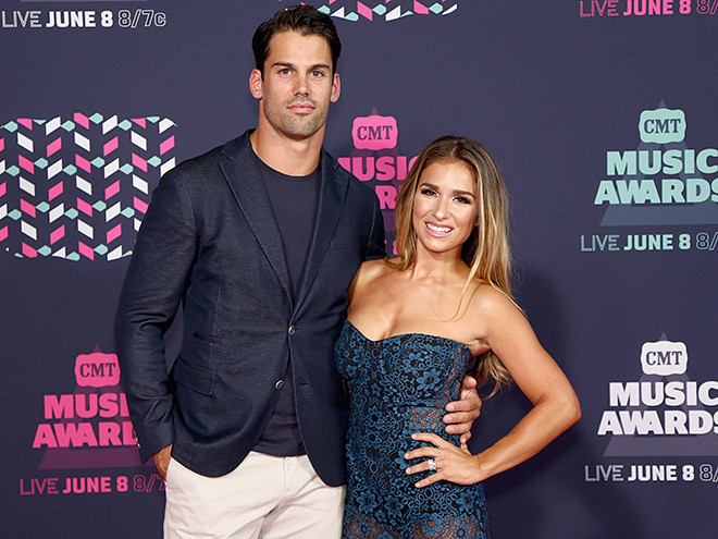 Eric và Jessie James Decker đã có một dịp Valentine đáng nhớ khi Eric thuê hẳn một đầu bếp riêng tới nhà nấu bữa tiệc tối tặng vợ vì lúc đó Jessie đang mang thai. (Ảnh: FILMMAGIC)