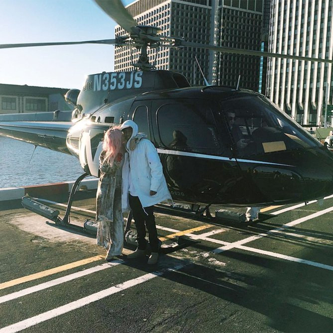 Ngôi sao truyền hình thực tế Kylie Jenner và bạn trai rapper Tyga đã có một chuyến du ngoạn bằng máy bay trực thăng khắp New York trong ngày lễ Tình nhân 2016. Sau chuyến bay lãng mạn đó, Kylie khoe chiếc đồng hồ nạm kim cương, ngụ ý đó là quà Valentine. (Ảnh: People)