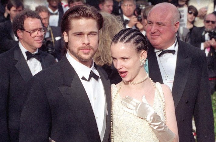 Lần Brad Pitt và Juliette Lewis lần đầu cùng nhau xuất hiện ở Oscar cũng là lúc họ đang là một cặp. (Ảnh: AP)