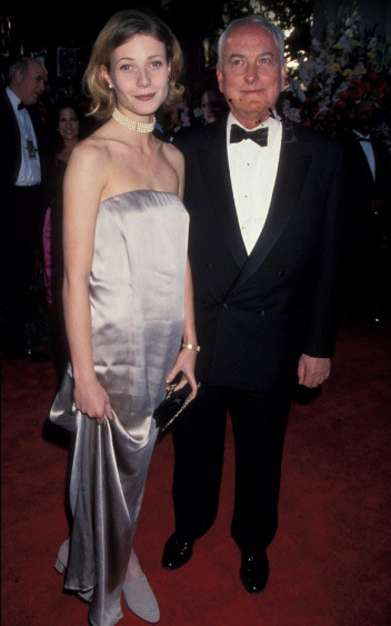Gwyneth Paltrow mặc chiếc váy quây bằng lụa khoe vẻ nữ tính khi lần đầu tới dự Oscar vào năm 1994. (Ảnh: WireImage)