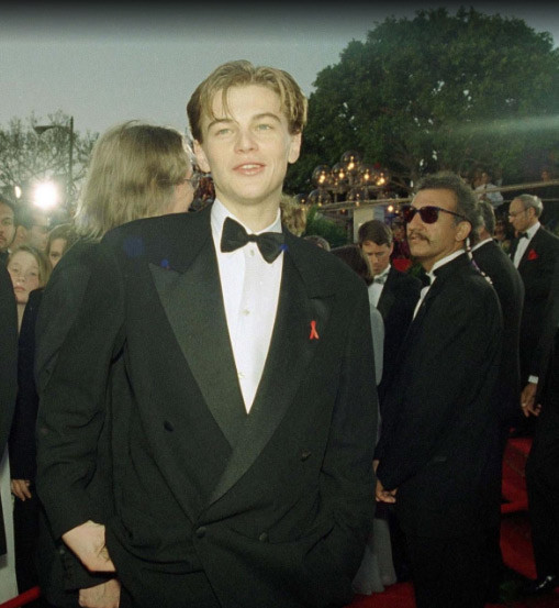 Năm 1994, lúc mới 19 tuổi là lần đầu tiên Leonardo DiCaprio tới dự Oscar khi anh được đề cử giải Nam diễn viên phụ xuất sắc với vai diễn trong phim "What’s Eating Gilbert Grape". Hình ảnh Leonardo lúc đó thật trẻ trung và có chút ngơ ngác khi lần đầu được tham dự một sự kiện điện ảnh lớn nhất toàn cầu. (Ảnh: AP)