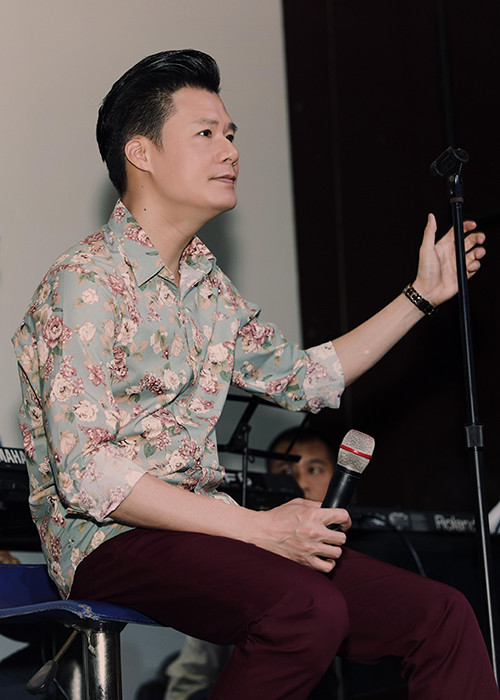 Theo chia sẻ của Quang Dũng, để chuẩn bị cho liveshow, anh đã phải mất 6 tháng làm việc với nhạc sĩ Việt Anh, nhạc sĩ Anh Khoa và chỉ huy dàn nhạc giao hưởng Trần Nhật Minh.
