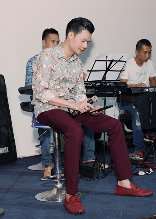 Xuất hiện tại một buổi tập cùng ban nhạc, ông bố một con mặc áo hoa. Dù ở độ tuổi ngoài 40 nhưng Quang Dũng trông vẫn trẻ trung, phong độ.