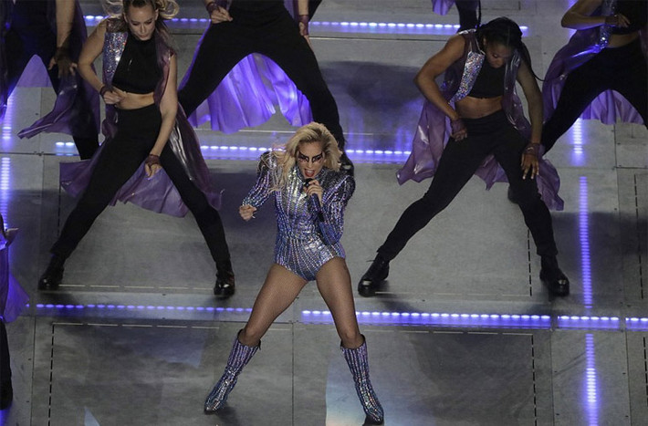 Show diễn của Lady Gaga diễn ra trong thời gian nghỉ giữa hiệp đấu của hai đội bóng bầu dục New England Patriot và Atlanta Falcons. Nữ ca sĩ đã trình diễn rất nhiều bài hit trong show diễn của mình như: Million Reasons, Born This Way, Telephone và Poker Face. (Ảnh: AP)