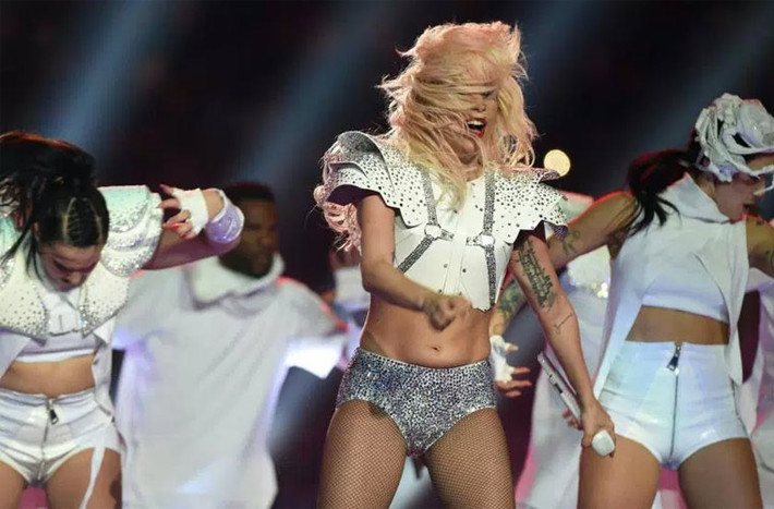 Mặc cho vòng 2 xấu xí, Lady Gaga vẫn rất nhiệt huyết trên sân khấu và khiến khán giả cuốn theo những điệu nhảy cuồng nhiệt của mình. (Ảnh: Getty Images)