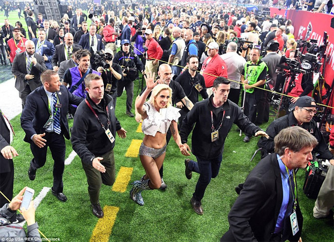 Lady Gaga rời sân khấu sau khi kết thúc màn biểu diễn ở Super Bowl. (Ảnh: REX)