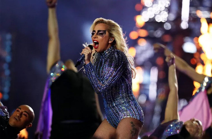 Thay bộ trang phục không hở bụng, nhưng vòng 2 của Lady Gaga vẫn lộ rõ là eo bánh mì. (Ảnh: Getty Images)