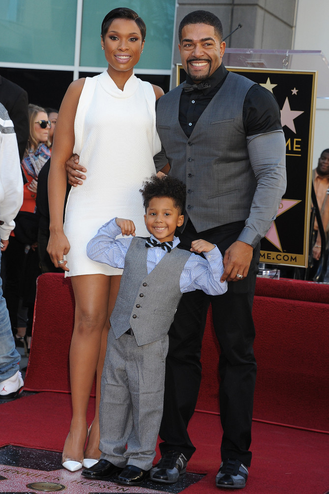 Cậu bé trai 7 tuổi David Daniel Otunga JR cùng mẹ Jennifer Hudson và bố David Otunga chụp ảnh trong buổi nhận ngôi sao danh vọng của mẹ vào tháng 11/2013. (Ảnh: Getty Images)