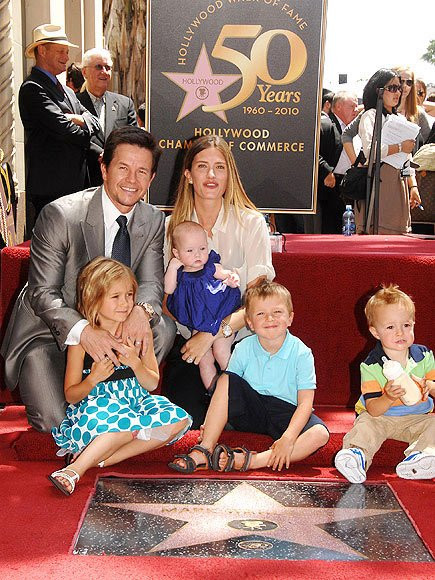 Ngôi sao Hollywood Mark Wahlberg cùng vợ đã bị ba nhóc tì thu hút mọi sự chú ý trong buổi nhận sao danh vọng của Mark vào tháng 7/2010. (Ảnh: Everett)