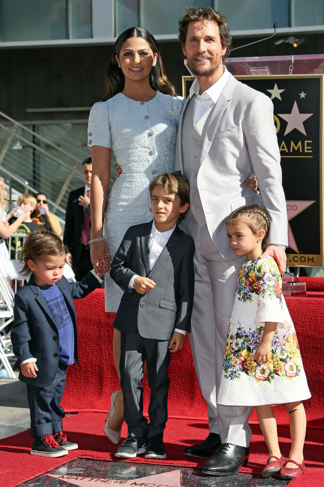 Nam diễn viên Matthew McConaughey và vợ, Camila Alves không thể gây chú ý bằng ba nhóc tì khi anh đưa ba con đi dự buổi vinh danh tại Đại lộ Danh vọng tháng 11/2014. (Ảnh: WireImage)