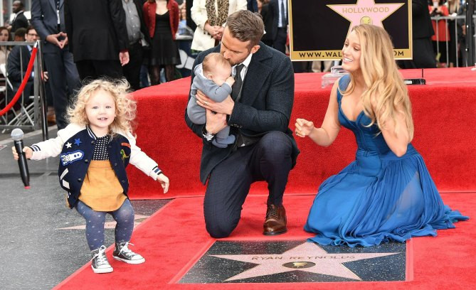 Vẻ đáng yêu của hai con gái cặp sao Hollywood Ryan Reynolds và Blake Lively được rất nhiều phóng viên ảnh quan tâm khi Ryan đưa vợ con đi nhận ngôi sao trên Đại lộ Danh vọng vào tháng 12/2016. (Ảnh: REX)