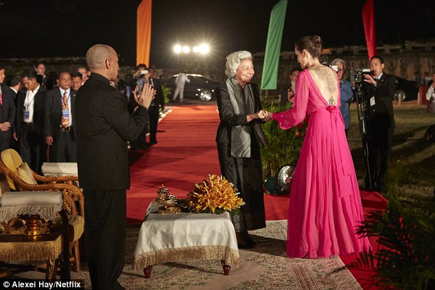 Ngôi sao Hollywood được tiếp đón rất long trọng trong buổi công chiếu phim ở Cambodia. (Ảnh: Netflix)