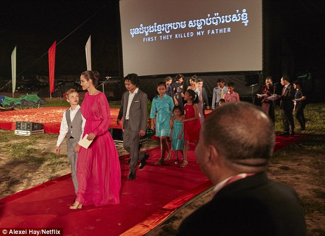 Angelina Jolie và các con tới dự buổi công chiếu bộ phim thứ 4 do cô làm đạo diễn First They Killed My Father ở Cambodia. (Ảnh: Netflix)