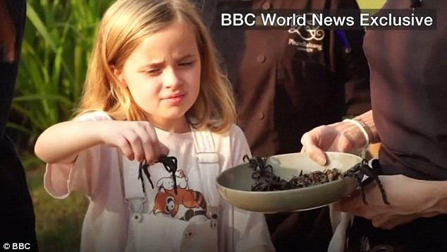 Con gái út của Angelina Jolie, bé Viviene dũng cảm cầm một con nhện bỏ vào bát cho mẹ. (Ảnh: BBC)