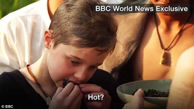 Shiloh thưởng thức món côn trùng mà mẹ Jolie chuẩn bị cho mình. (Ảnh: BBC)