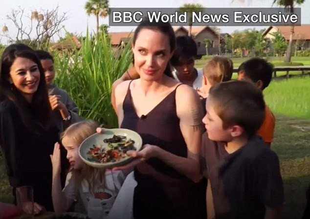 Angelina Jolie còn dạy cho phóng viên BBC cách nấu những món ăn truyền thống Cambodia và cách ăn một số côn trùng ở đất nước này. (Ảnh: BBC)