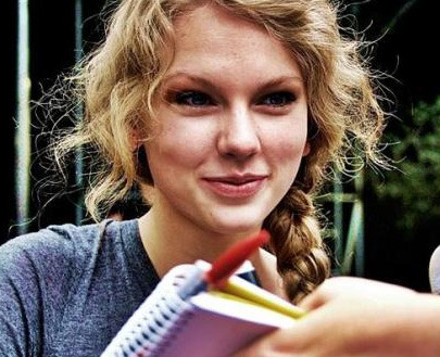 Taylor Swift giản dị từ trang phục, đầu tóc, thậm chí không cần trang điểm khi đi ký và tặng ảnh cho fan.