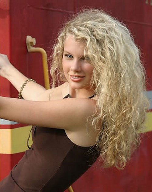 Taylor Swift là một trong những ngôi sao ít biến đổi khuôn mặt. Ngay từ nhỏ, Taylor đã là một cô bé xinh xắn.