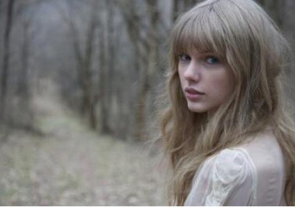 Không cần son phấn, mái tóc xõa tự nhiên, Taylor Swift dư sức thu hút mọi ánh nhìn.