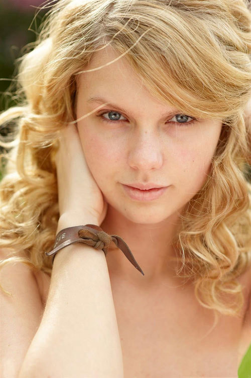 Đây là bức ảnh Taylor Swift khi cô để mặt mộc chuẩn bị cho buổi chụp hình do tạp chí People tổ chức để vinh danh 100 Người đẹp nhất.
