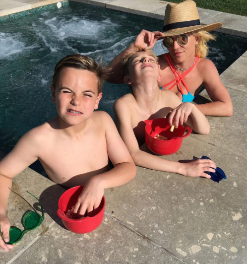 Ba mẹ con Britney Spears vui đùa trong bể sục.