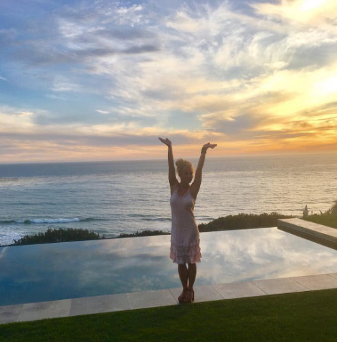 Britney Spears tạo dáng bên bể bơi nhìn ra biển trong căn biệt thự nơi cô chọn làm chốn nghỉ ngơi dịp Valentine này.