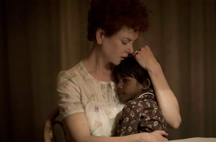 Nicole Kidman vào vai chính trong bộ phim Lion, một bộ phim dựa trên câu chuyện mà chính bản thân nữ diễn viên còn không tin là có thật. Lion kể câu chuyện về chú bé 5 tuổi Saroo người Ấn Độ bị lạc gia đình khi ngủ quên trên tàu. Cậu bé lớn lên trong trại mồ côi và sau đó được vợ chồng người Australia nhận làm con nuôi. Lớn lên, Saroo đã trở về Ấn Độ và tìm lại gia đình mình. (Ảnh: Slate)