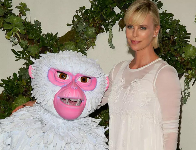 Charlize Theron lồng tiếng cho chú khỉ trong phim Kubo And The Two Strings. Bộ phim điện ảnh hoạt hình tĩnh vật phiêu lưu-hành động kỳ ảo 3D của Mỹ do Travis Knight làm đạo diễn và đóng vai trò đồng sản xuất. (Ảnh: celebmafia)