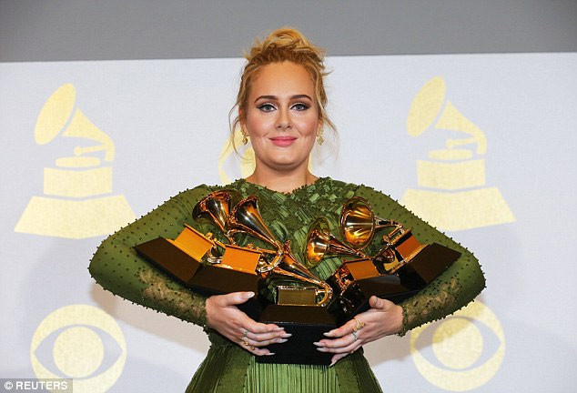 Mối quan hệ của nữ danh ca Adele và chồng Simon Konecki đã kéo dài được 5 năm và mới đây, khi lên nhận giải Grammy 2017, nữ ca sĩ đã hé lộ việc mình đã kết hôn với Simon. (Ảnh: Reuters)