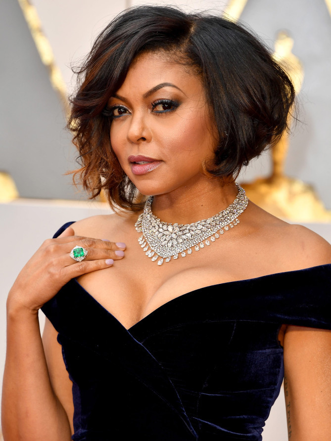 Nữ diễn viên Taraji P. Henson đeo bộ vòng cổ kim cương nặng tới 103 carat cùng chiếc nhẫn kim cương kết hợp với ngọc lục bảo 16 carat. (Ảnh: WireImage)