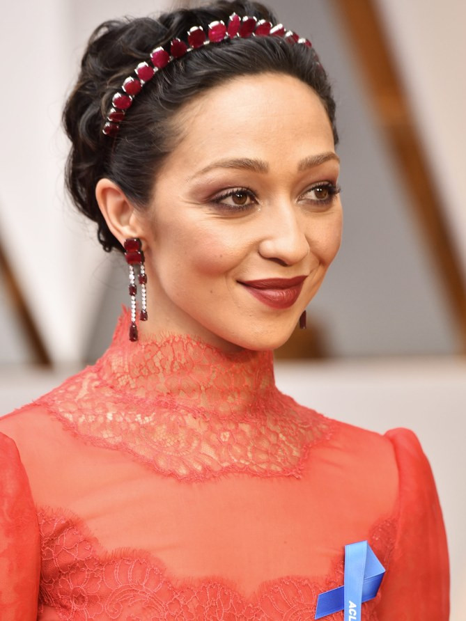 Stylist đã chọn cho nữ diễn viên Ruth Negga một bộ trang sức từ đầu tới chân là hồng ngọc để cô trông giống như một nữ hoàng cổ đại và hợp màu với chiếc váy màu đỏ hiệu Valentino mà cô mặc. (Ảnh: Getty Images)