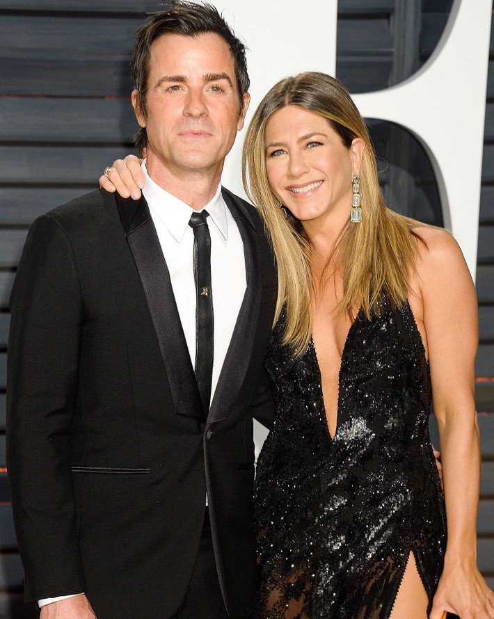 Jennifer Aniston gây chú ý trên sân khấu lễ trao giải Oscar 2017 với chiếc váy màu đen, xẻ ngực sâu, xẻ đùi cao, xuyên thấu và đặc biệt là nổi bật với bộ trang sức trị giá 10,7 triệu USD (hơn 235 tỷ đồng). Đây là bộ trang sức đắt tiền nhất của sao Hollywood đeo khi đi dự Oscar năm nay. (Ảnh: BroadImage)