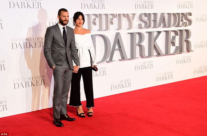 Jamie Dornan và vợ, Amelia, kết hôn từ năm 2013 và có hai con gái chung. Cuộc sống của họ không gây chú ý như các sao khác cho tới khi Jamie tham gia phim 50 sắc thái.
