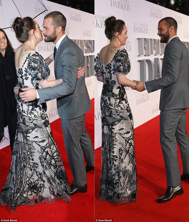 Dakota và Jamie ôm hôn chào hỏi nhau khi gặp mặt tại sự kiện ra mắt phim ở London.