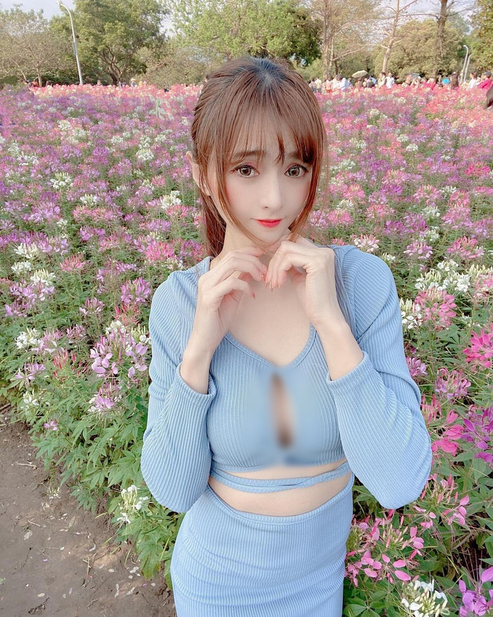 Tính cả trên Facebook và IG, Tâm Nguyệt có tới hơn 2 triệu người yêu thích, theo dõi, mỗi bức ảnh của cô nàng nhận được hàng chục ngàn đến trăm ngàn lượt like và share.