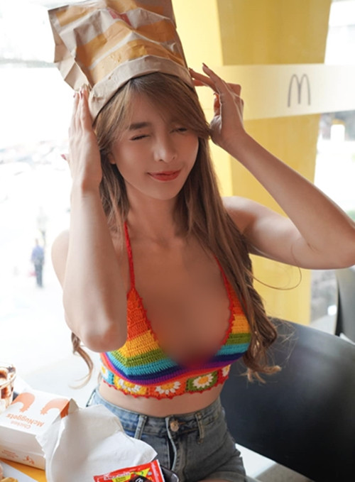 Tuy nhiên, cũng có người cho rằng chiếc áo có thiết kế xẻ quá sâu, không che phủ được nhiều, không phù hợp tại những không gian công cộng như nhà hàng, quán ăn.