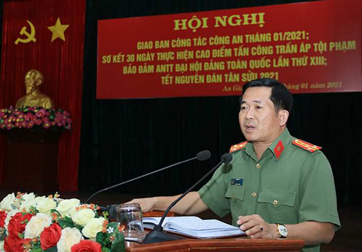 Đại tá Đinh Văn Nơi cho hay, thời gian qua các nhóm tội phạm không chỉ muốn dùng tiền để “điều” ông đi, mà thậm chí còn sử dụng các thủ đoạn nguy hiểm để đe dọa cá nhân ông, hòng khiến bản thân ông chùn bước. Ngoài ra, nhiều nghi can còn muốn dùng mối quan hệ quen biết để tiếp cận ông nhằm mục đích có lợi cho họ, nhưng ông đã thẳng thừng nói không với những người này để đấu tranh cương quyết với tội phạm.