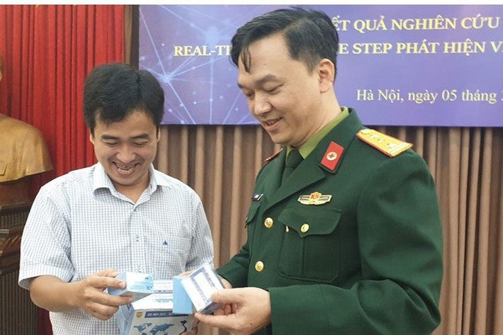 Công ty Việt Á tham gia cùng nhóm từ những ngày đầu nghiên cứu là bởi tính cấp bách. 2 giai đoạn được tích hợp làm một. Việc chuyển giao gần như đồng thời giữa nhóm nghiên cứu và đơn vị sản xuất để cùng nhau thẩm định kết quả, kịp cho việc sản xuất kit phục vụ phòng chống dịch.