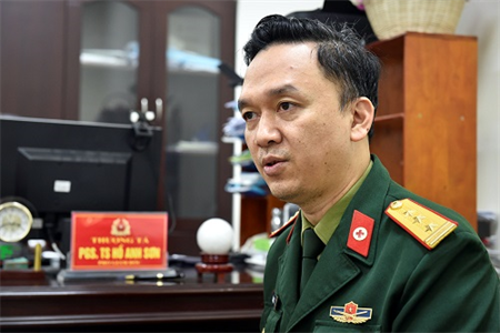Cùng ông Sơn, Đại tá Nguyễn Văn Hiệu - Trưởng Phòng Trang bị, vật tư - Học viện Quân y cũng bị khởi tố về tội "Vi phạm quy định về đấu thầu, gây hậu quả nghiêm trọng" trong vụ án tiêu cực về bộ kit test COVID-19 của Công ty Cổ phần Công nghệ Việt Á.
