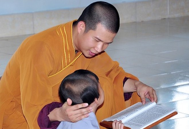 Cung làm các video về hoạt động từ thiện của chùa và trung tâm để đưa lên MXH nhằm quảng bá hình ảnh, tạo lòng tin cho nhiều người. Để có tiền tiêu xài cá nhân, Cung lợi dụng danh nghĩa nhà chùa và trung tâm để liên hệ với những người có điều kiện kinh tế.
